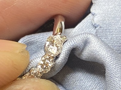 職人の手仕事の細かさを伝える、石留め工程の別カット