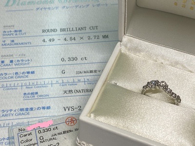 美しい照明の下、専用のジュエリーケースの中で鑑定書と共に収まった特別仕様の婚約指輪