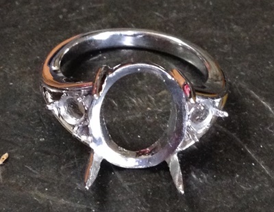 鋳造直後のプラチナ製リング枠。石を留める前の状態