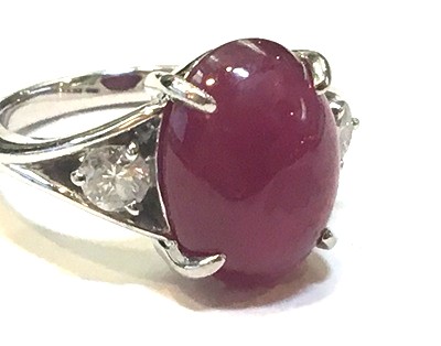 石留めが完了し、眩しく輝くルビーとダイヤモンドの指輪