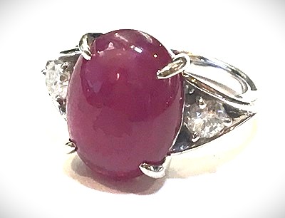 完成したルビーリングを斜め上から捉えた接写画像