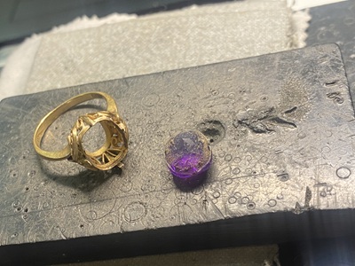 古い枠からアメシストを取り外し。