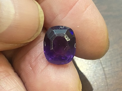 宝石のサイズをノギスで精密に測定