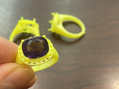 3Dプリンターで出力された黄緑色の光硬化樹脂(レジン)製リング原型