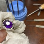 メインの宝石と両サイドの小さな宝石が美しく輝く完成したリング