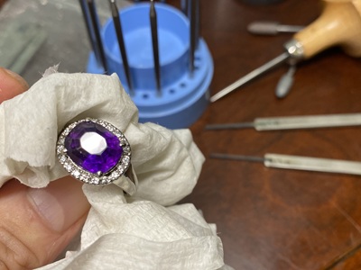 メインの宝石と両サイドの小さな宝石が美しく輝く完成したリング