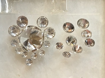 ハート型に仮配置されたダイヤモンド、リフォームの初期イメージ