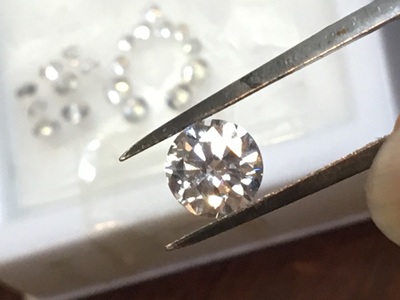 センターダイヤモンドの品質チェック、ピンセットでの確認作業