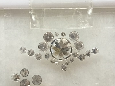 3本の指輪から取り外したすべてのダイヤモンドの集合体