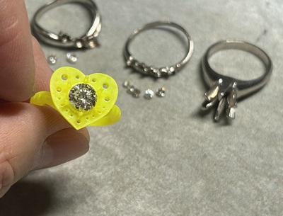 3Dプリントされた樹脂原型へのダイヤモンド仮置き、イメージ確認