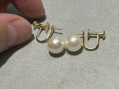 金色のネジ式金具がついた、一粒あこや真珠のイヤリングのペア。