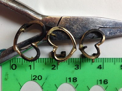 定規の上に置かれた、K18製の蝶モチーフのジュエリー枠。一部に加工の跡が見える制作途中の状態。