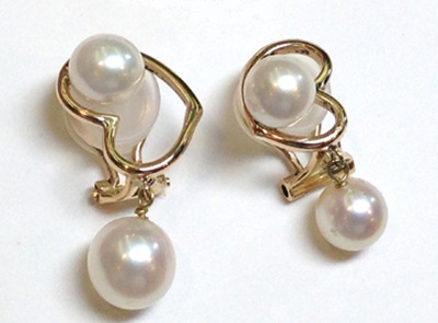 K18ゴールドの蝶モチーフに、2粒ずつの真珠をあしらった完成済みのイヤリング。