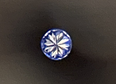 女性のリング上部へ埋め込む美しくカットされたダイヤモンド