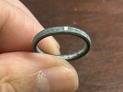 2.5㎜幅のレディース仕様のリングにダイヤモンドを配置