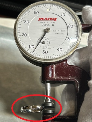 石留め、磨きを終えたレディース仕様の指輪。2.5ミリφ幅