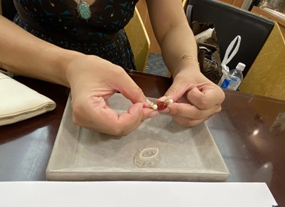 中央にレッドアンバー、その左右に真珠を配置したブローチのレイアウトイメージ。