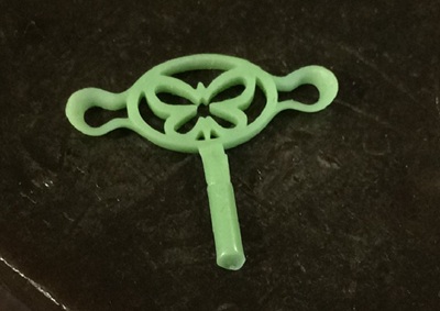 3Dプリンターで作られた原型から型取られた、ブローチのワックス模型。