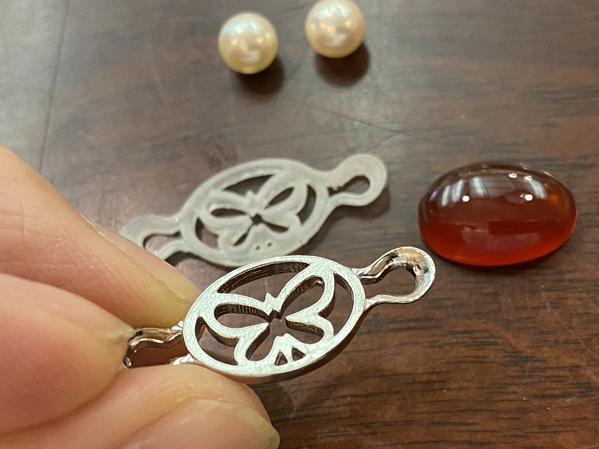 鋳造直後の、まだ磨きが入っていないグレー色のプラチナ製ブローチ枠。