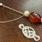 仕上げ磨きが進み、金属の光沢が出始めたブローチ枠のアップ。