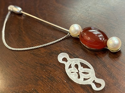 仕上げ磨きが進み、金属の光沢が出始めたブローチ枠のアップ。