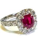 完成した豪華なルビーと、腕全周にダイヤモンドが輝くフルエタニティリング。