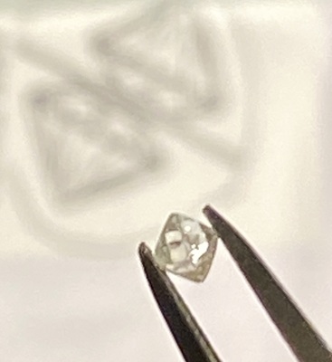 神秘的な八面体の形をしたダイヤモンドの原石