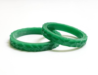 3Dプリンターで出力された樹脂製の指輪原型