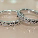 プラチナの輝きが美しい、完成した槌目結婚指輪