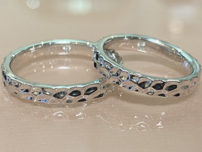 プラチナの輝きが美しい、完成した槌目結婚指輪