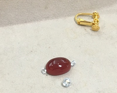 赤い琥珀（レッドアンバー）のイヤリング（片方だけ）置かれている様子
