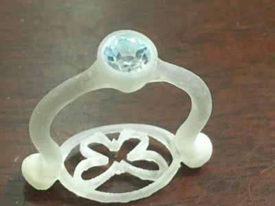 リングの下部（手のひら側）にアクアマリンを伏せ込み配置した原型の拡大