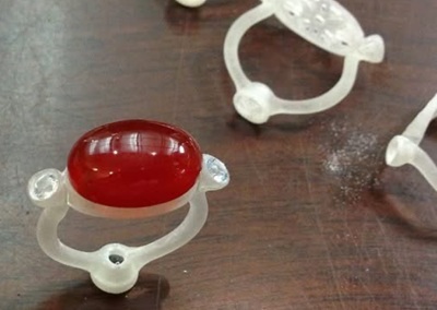 アンバーの両サイドにダイヤモンドが伏せ込まれた、完成形に近い樹脂原型のアップ