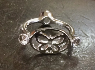 樹脂原型からプラチナへと鋳造が完了し、重厚な金属の質感になったリング