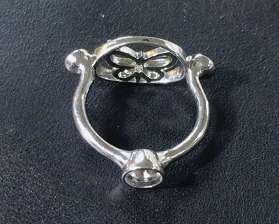 樹脂原型からプラチナ（Pt900）に鋳造された直後の、重厚な金属のリング枠