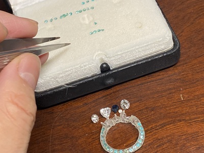 3Dプリントされた指輪の原型にパライバトルマリンを実際に配置