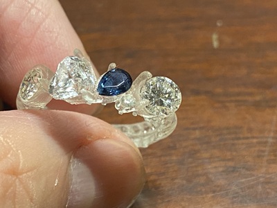 3Dプリントされた指輪の原型に4つの宝石を配置