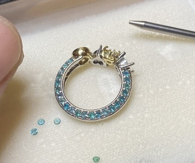 プラチナ鋳造され、綺麗に磨かれたリング枠にパライバトルマリンを石留