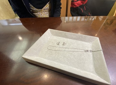 店内の接客スペースで、お母様がリフォームの相談をされている様子。