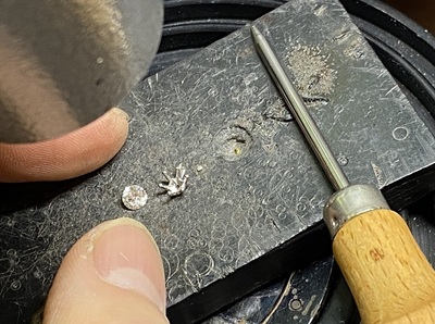 完成したプラチナ製のペンダント枠。石を留める前のシャープな輝き。