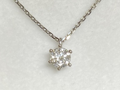 完成したお姉様用のダイヤモンドプチペンダント。一粒の輝きが際立っている。