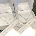 ギフトラッピングされたケースと、ラミネート加工されたオリジナルメッセージカード。