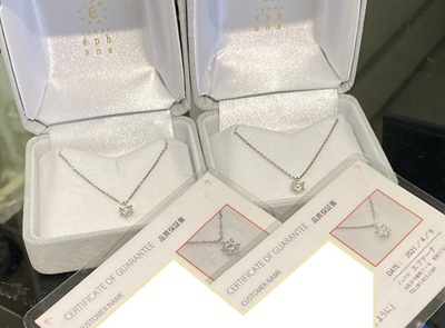 ギフトラッピングされたケースと、ラミネート加工されたオリジナルメッセージカード。