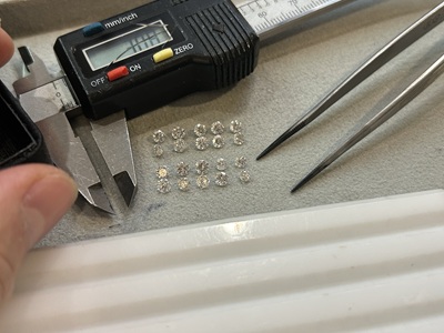 リフォームのために指輪から外されたダイヤモンドと計測器。