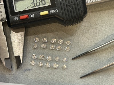 3mmサイズのダイヤモンドを2列に整列させている様子。