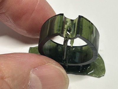 3Dプリンターで出力された緑色のリング原型。