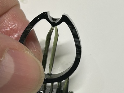 樹脂原型のサイドビューを確認している。