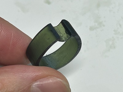 全体のバランスを多角的に確認している樹脂原型。