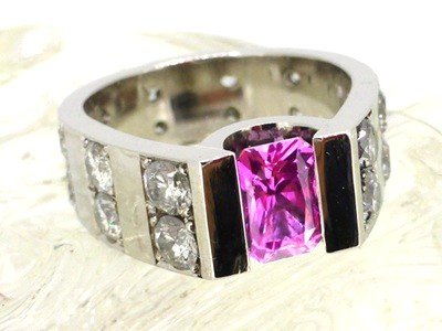 完成したピンクサファイアとダイヤモンドのプラチナリング。