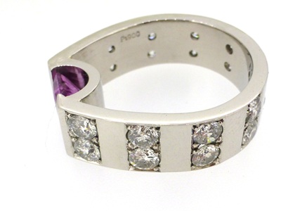 リングのサイドから見た精巧な石留めのアップ。